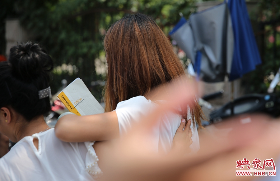 兩名看守攤位的女孩見記者拍照離開現(xiàn)場。
