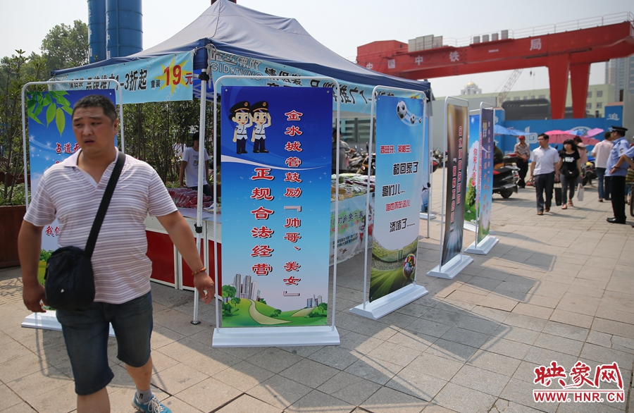 攤位被“圍觀”后，沒有一單生意，過往市民叫好。