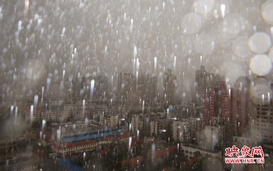 17時(shí)25分,鄭州強(qiáng)降雨,紫荊山附近的市民真切地感受到了什么叫大雨傾盆。