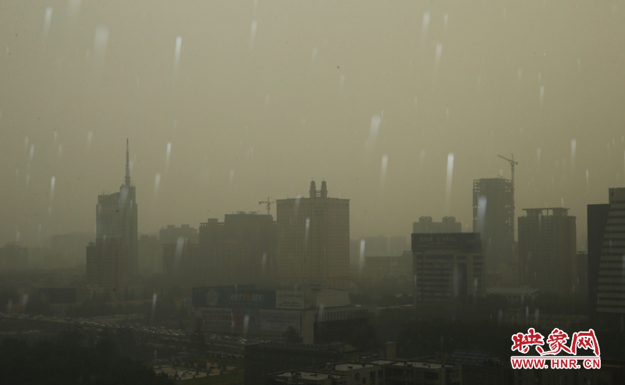 17時(shí)29分,鄭州強(qiáng)降雨,紫荊山附近的市民真切地感受到了什么叫大雨傾盆。