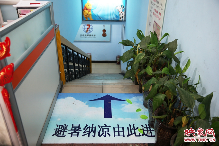 金水區(qū)人防（珠江琴行）納涼點入口處的明顯標識。