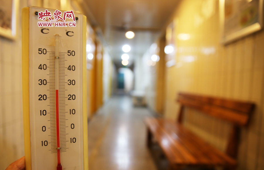 金水區(qū)人防辦（珠江琴行）納涼處溫度為25度。