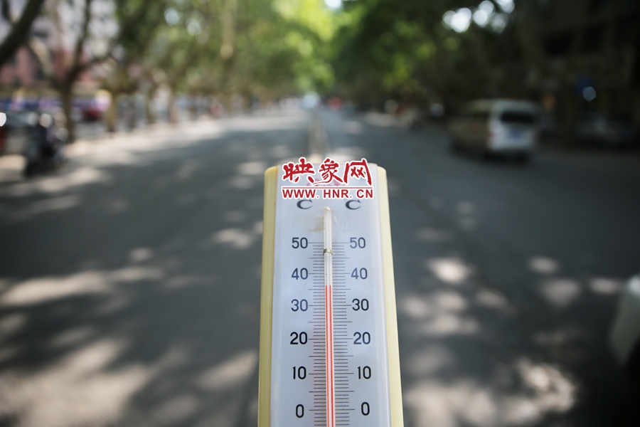 7月8日下午15時30分，人民路樹陰處溫度為36度，比人防納涼處高11度。