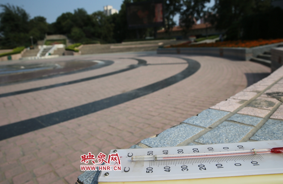 7月8日下午15時46分，紫荊山公園地表溫度為42度（溫度計放置地面測量），比人防納涼處高17度。