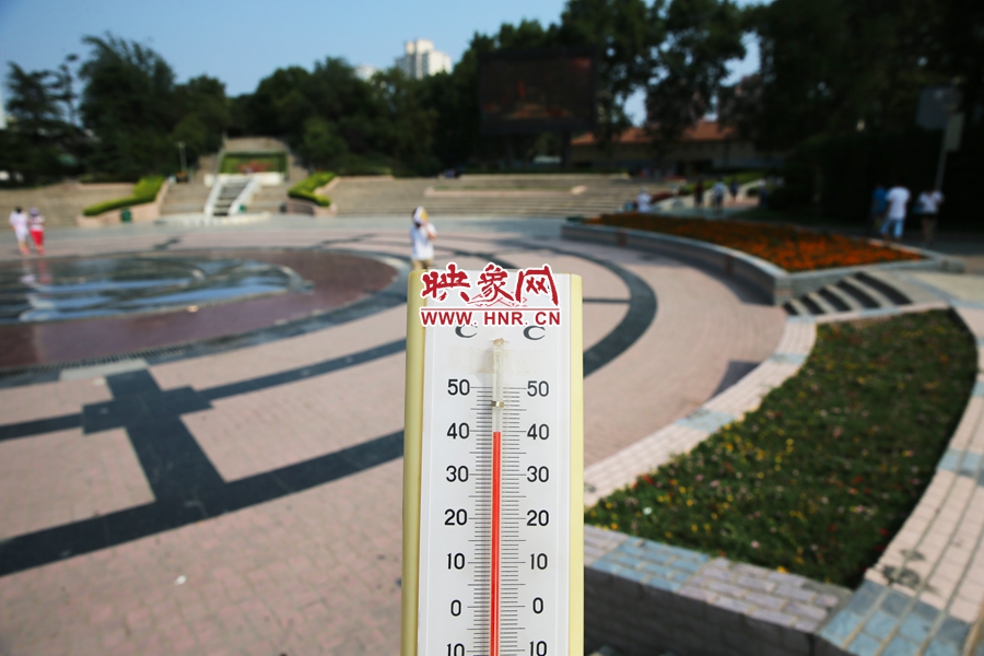 7月8日下午，紫荊山公園氣溫為39度（溫度計懸空測量），相比人防納涼處高14度。