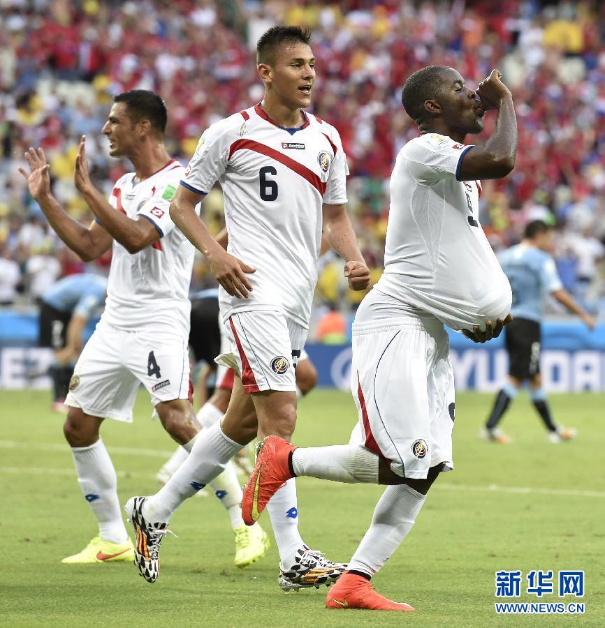 6月14日，哥斯達(dá)黎加隊球員喬·坎貝爾（右一）進(jìn)球后將足球塞進(jìn)衣服內(nèi)慶祝。