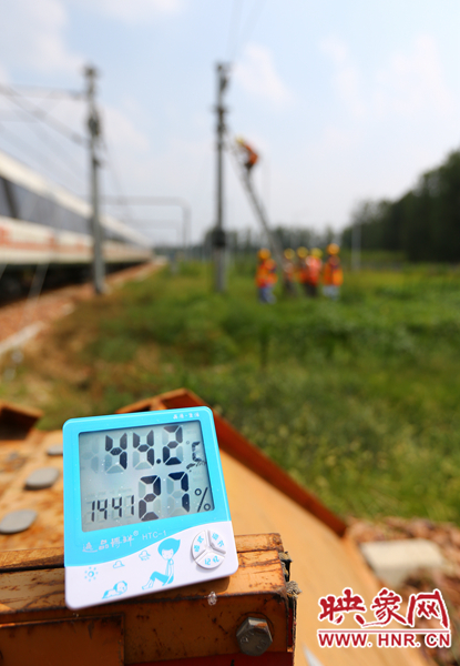 剛開始工作20分鐘，戶外溫度已經達到44.2℃