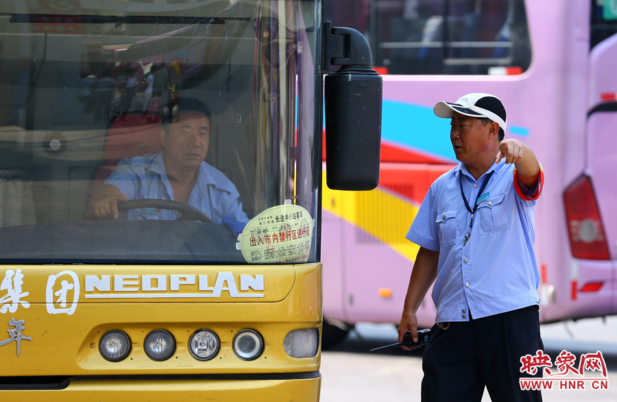 車場內(nèi)眾多汽車發(fā)動機的噪音，使得調(diào)度員和司機交流都需要加大音量