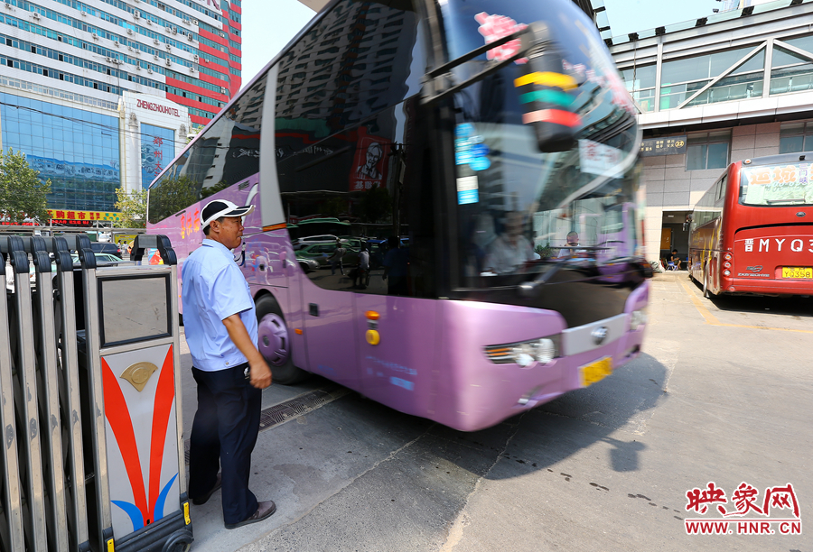 車場內(nèi)車輛順暢時，調(diào)度員還要在門口迎車指揮
