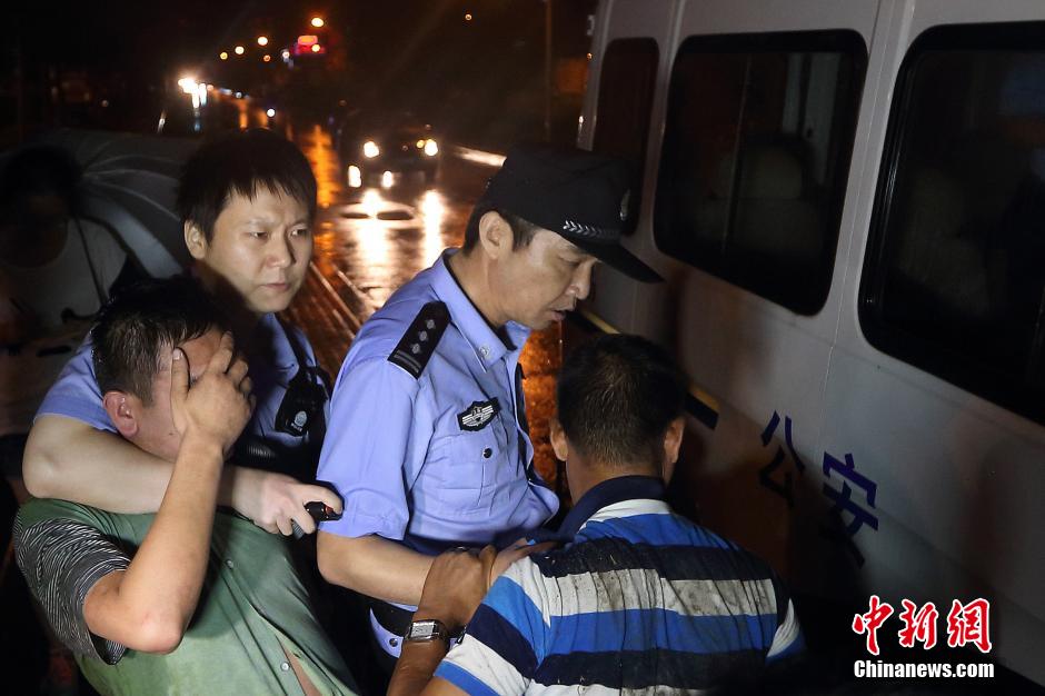 7月24日晚,南京警方將查獲的酒后駕駛車輛的男子控制,該男子涉嫌酒后駕車、肇事逃逸。