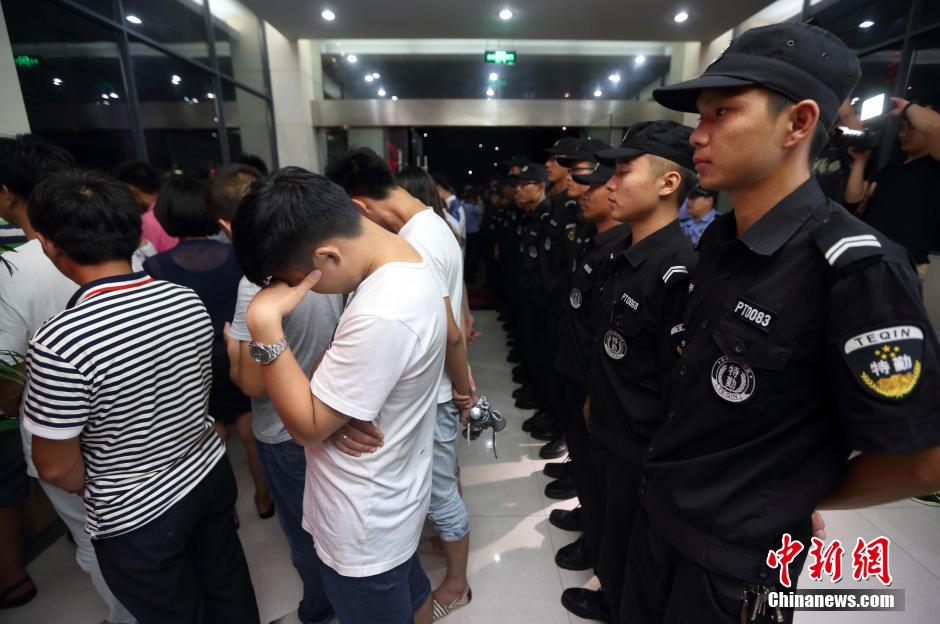 7月24日晚,南京警方將抓獲的以福建、江西、河南、湖北、黑龍江等多個外省市的涉及傳銷人員集中帶回。