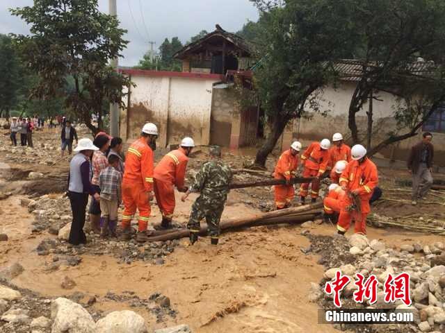 7月28日,云南省保山市隆陽(yáng)區(qū)瓦房鄉(xiāng)喜坪村上坪小組發(fā)生山洪災(zāi)害,造成3戶人家9人被沖走。