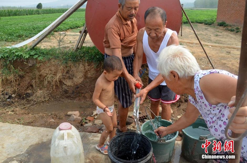 逾1200位村民只能依靠當(dāng)?shù)厮块T新打的一口深80米的機(jī)井取水飲用。