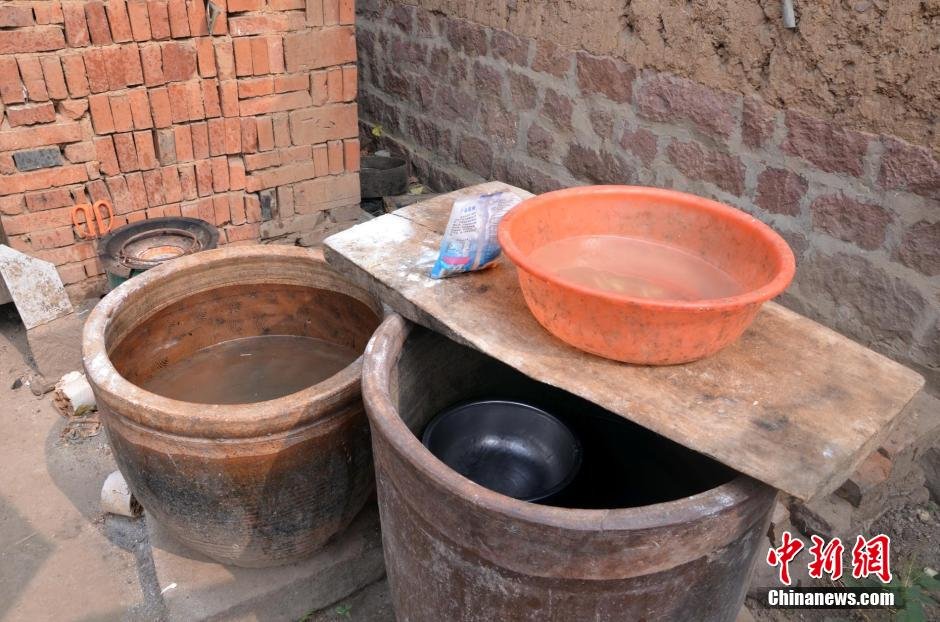 每天排隊(duì)取水，廢水循環(huán)使用已成為該村老少的生活習(xí)慣。