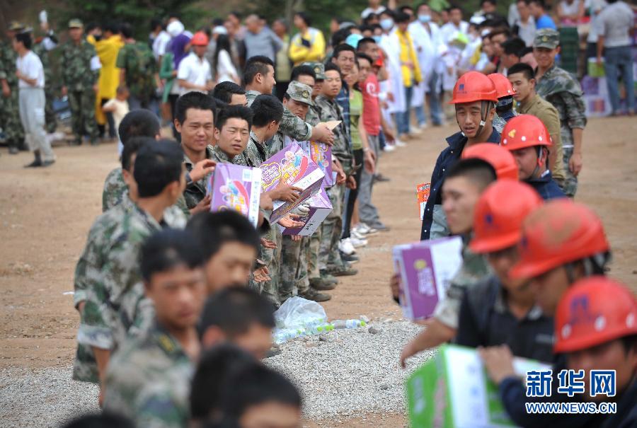 8月5日，在魯?shù)榭h龍頭山鎮(zhèn)，當(dāng)?shù)孛癖D(zhuǎn)運(yùn)從直升機(jī)上卸載的救災(zāi)物資。