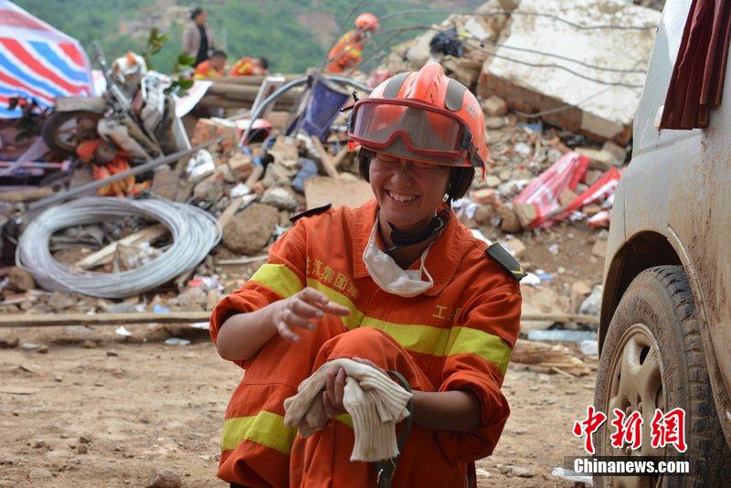 2014年8月5日，女兵在云南魯?shù)辇堫^山鎮(zhèn)廢墟中搜救被困者。