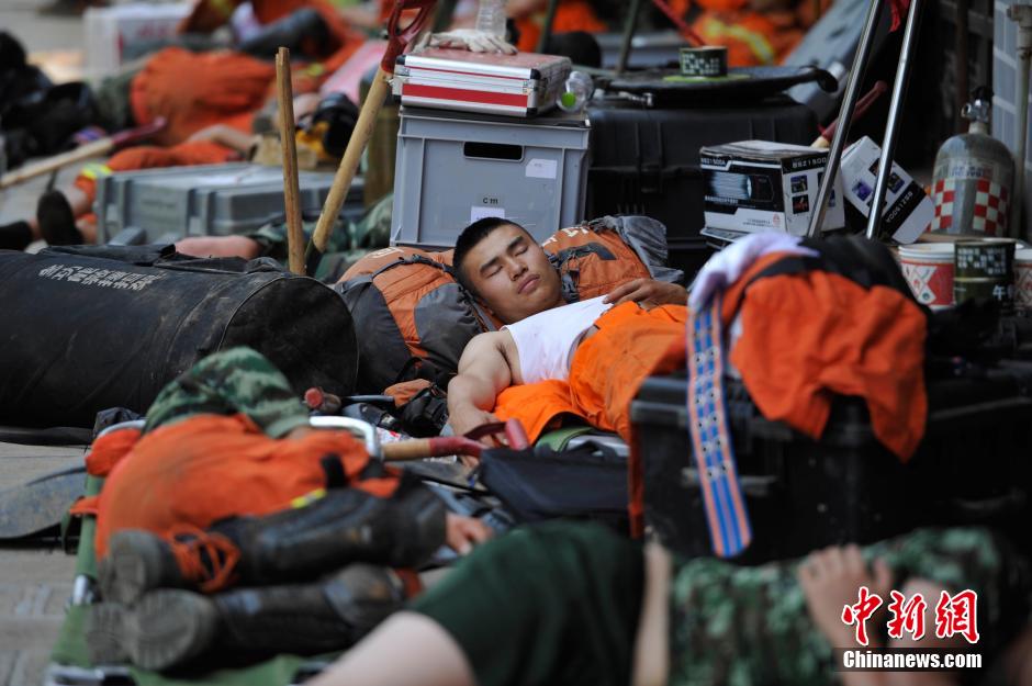 8月6日，龍頭山鎮(zhèn)，疲倦的救援官兵席地而眠。