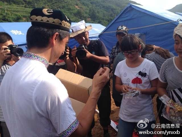 “切糕王子”阿迪力帶著重達(dá)5噸、價值50萬元的切糕于7日下午抵達(dá)魯?shù)榈卣鹫鹬旋堫^山鎮(zhèn)。