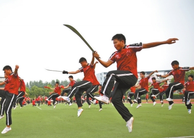 7月1日學(xué)員乘坐20多輛大巴奔赴南京適應(yīng)場地和排練節(jié)目,每天武術(shù)基本功訓(xùn)練必不可少。