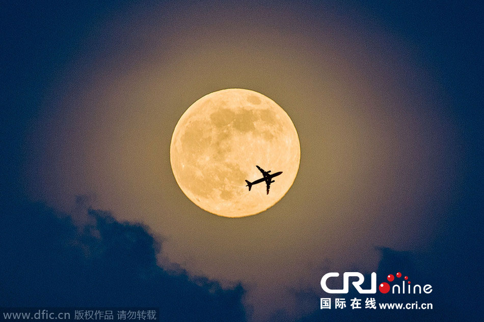 8月10日，19點15分，深圳上空的超級月亮。圖片來源：鄧飛/東方IC
