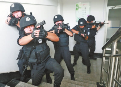 進(jìn)入樓道后，特警開始地毯式搜索。