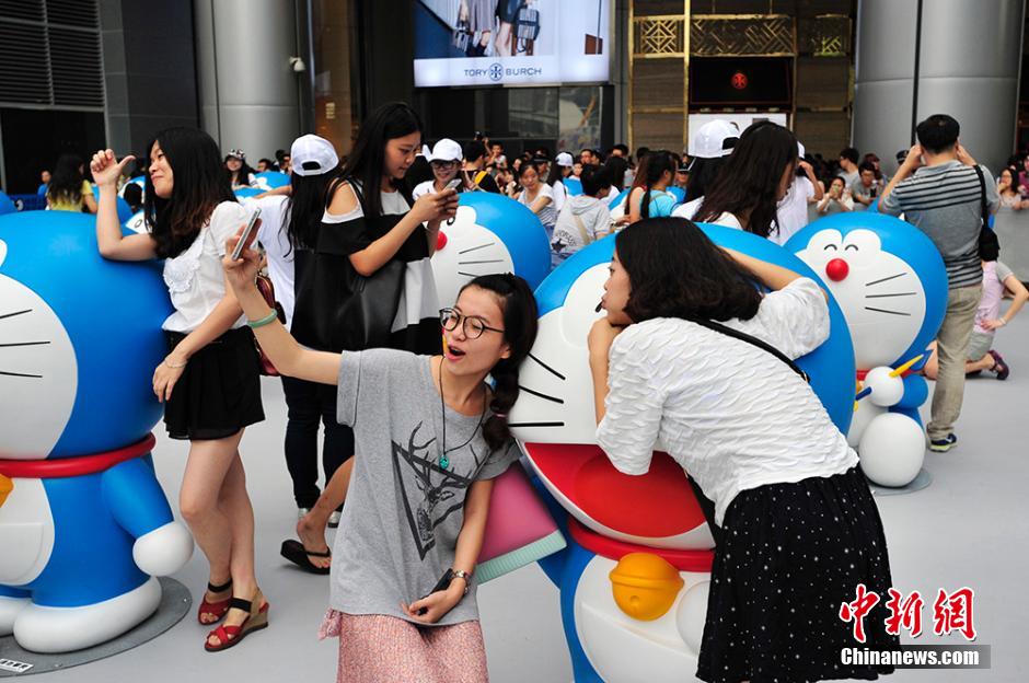 圖為成都民眾與哆啦A夢(mèng)合影留念。