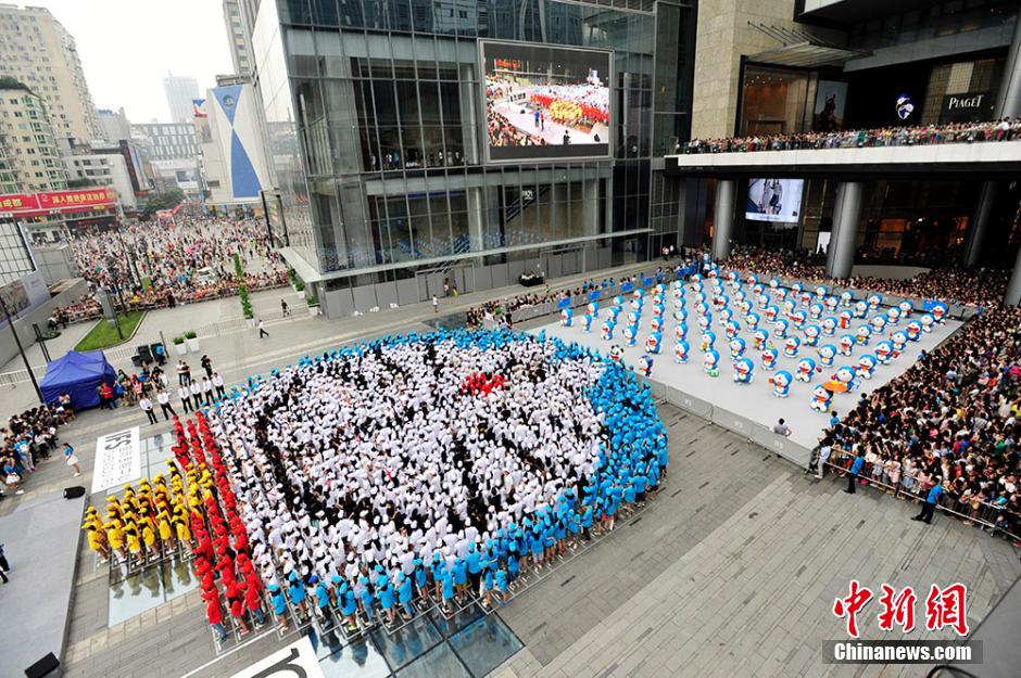 圖為來自全國(guó)各地的1293名粉絲共同完成史上最大的哆啦A夢(mèng)拼圖。