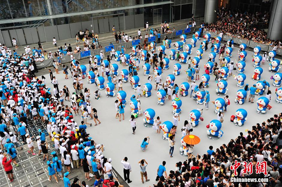 圖為成都民眾狂熱追捧哆啦A夢(mèng)。
