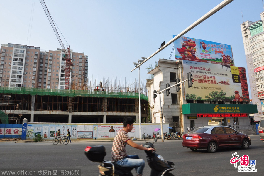 營(yíng)業(yè)網(wǎng)點(diǎn)周圍也都在開發(fā)建設(shè),唯有這座三層小樓極為扎眼。