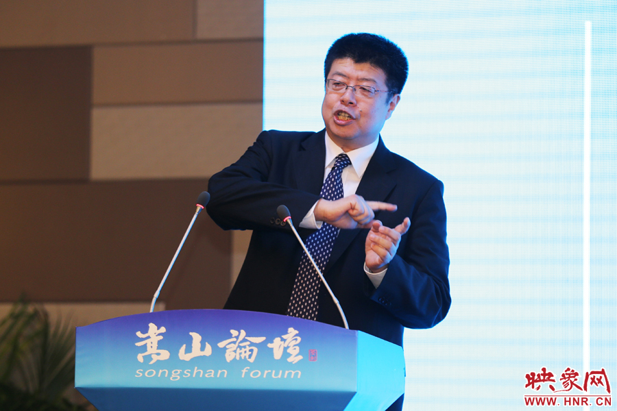 北京大學(xué)文化資源研究中心主任張頤武演講。