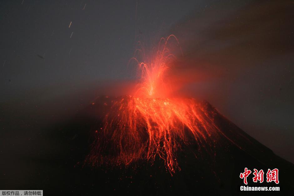 當(dāng)?shù)貢r(shí)間8月24日，厄瓜多爾通古拉瓦火山噴發(fā)，熔巖噴出宛如末世。
