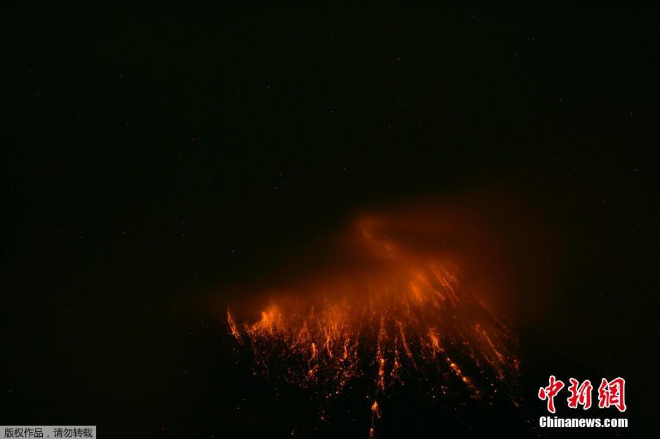 當(dāng)?shù)貢r(shí)間8月24日，厄瓜多爾通古拉瓦火山噴發(fā)，熔巖噴出宛如末世。