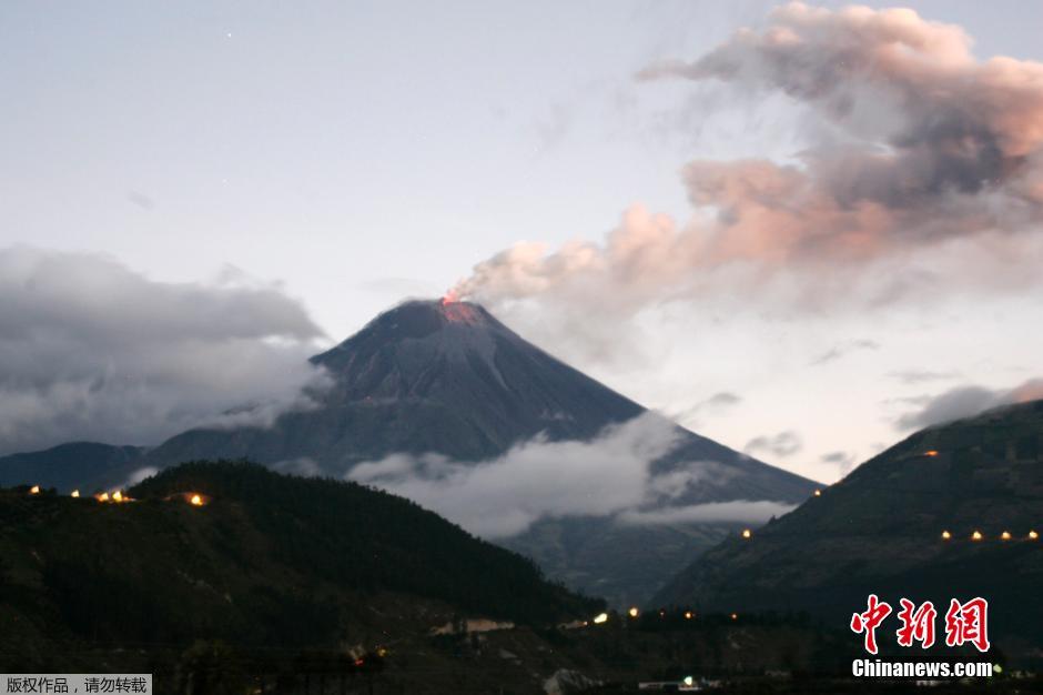當(dāng)?shù)貢r(shí)間8月24日，厄瓜多爾通古拉瓦火山噴發(fā)，熔巖噴出宛如末世。