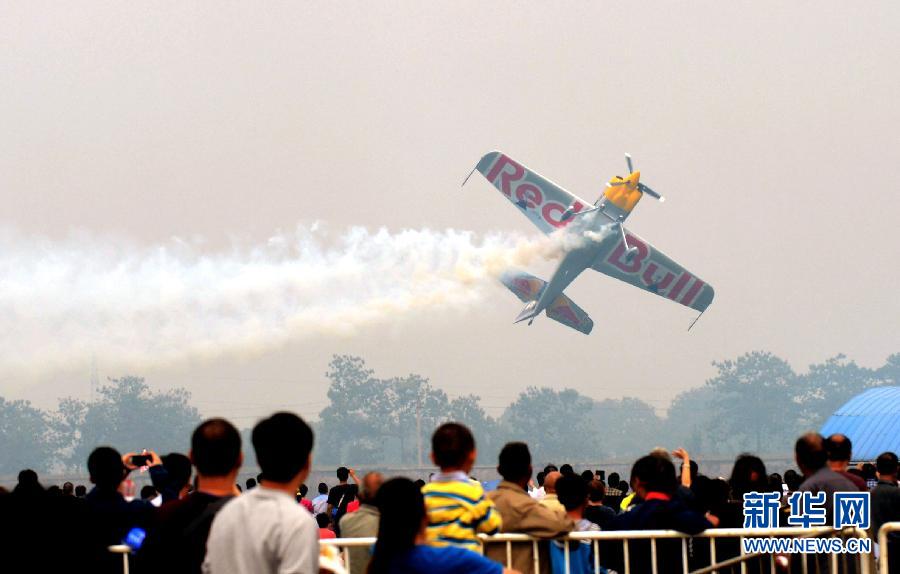 　9月13日，特技隊員在進行空中飛行表演。