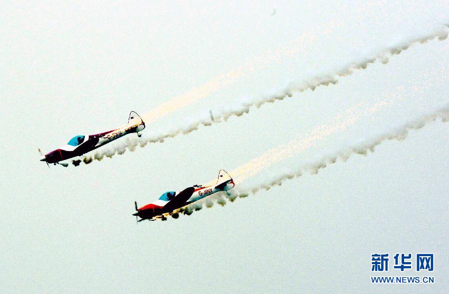 9月13日，特技隊員在進行空中飛行表演。