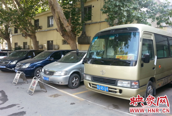 管城區(qū)委院內(nèi)已經(jīng)被封存公車在停車場停放。