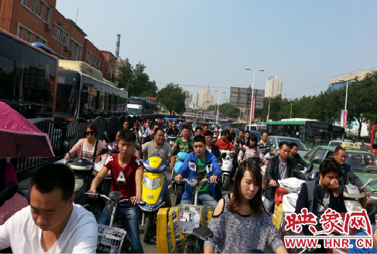在一些易堵路段車輛仍然“寸步難行”。