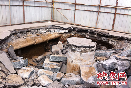 此次路面塌陷的直徑約為3米，深度有2米左右，坑內(nèi)布滿了碎石，路面下方20厘米左右。