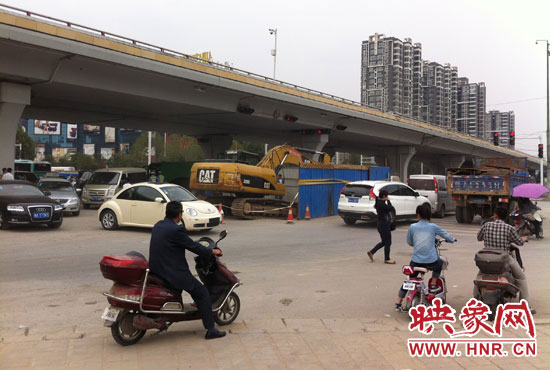 此次塌陷位于鄭州市西三環(huán)與中原路交叉口東側(cè)路西，對(duì)交通影響明顯。
