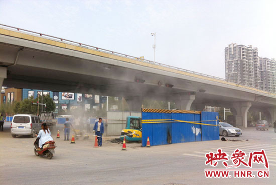 施工單位對(duì)塌陷處進(jìn)行路面切割，造成路面塵土飛揚(yáng)。