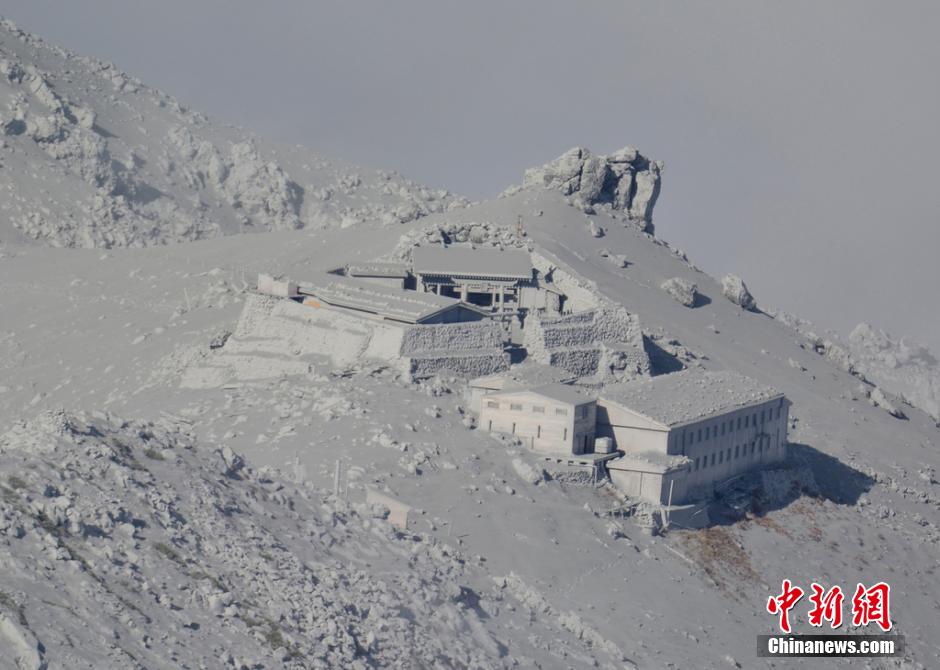 當(dāng)?shù)貢r間2014年9月27日，日本中部御岳山發(fā)生噴發(fā)，或已造成數(shù)人受傷。