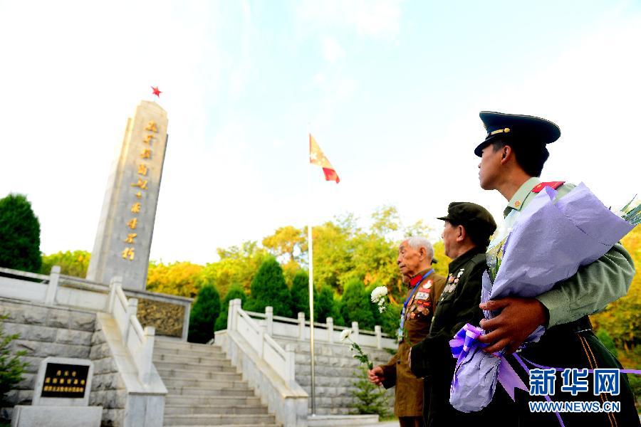 9月29日，在遼寧丹東抗美援朝烈士陵園，來自全國(guó)各地的革命老戰(zhàn)士及家屬向抗美援朝烈士紀(jì)念碑獻(xiàn)花。