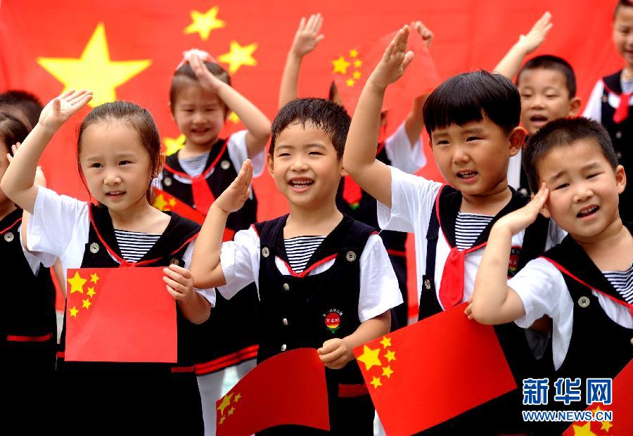  9月28日，安徽淮南市直機(jī)關(guān)幼兒園的小朋友在國旗前唱《國歌》，慶祝祖國65周歲生日。