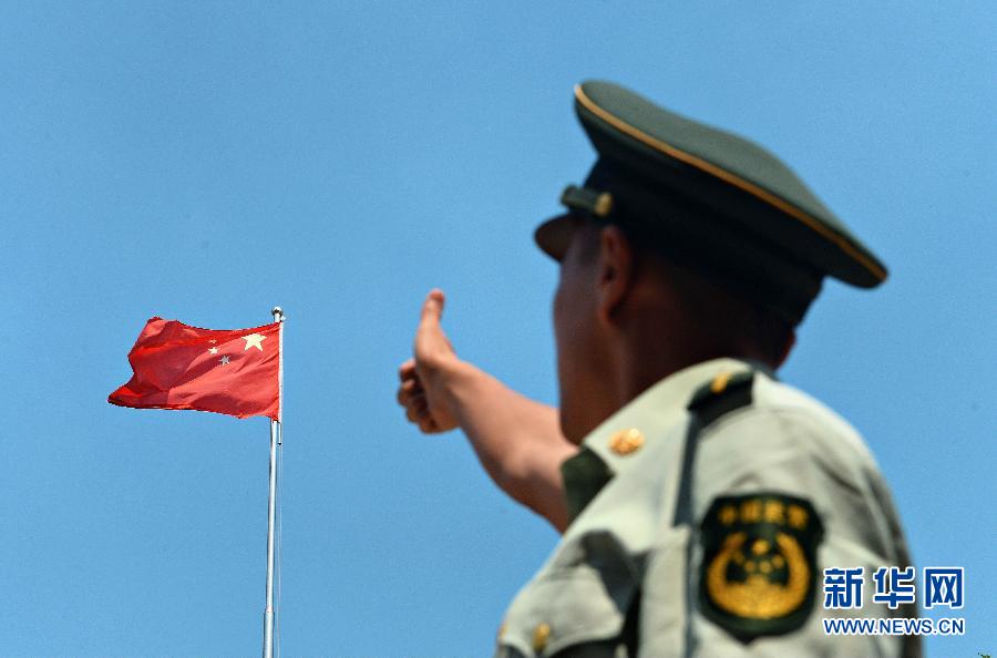 9月25日，武警浙江嘉興消防官兵為祖國“點(diǎn)贊”。