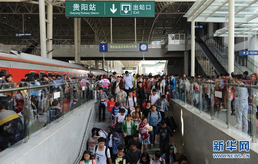 10月6日，抵達(dá)貴陽火車站的旅客準(zhǔn)備出站。
