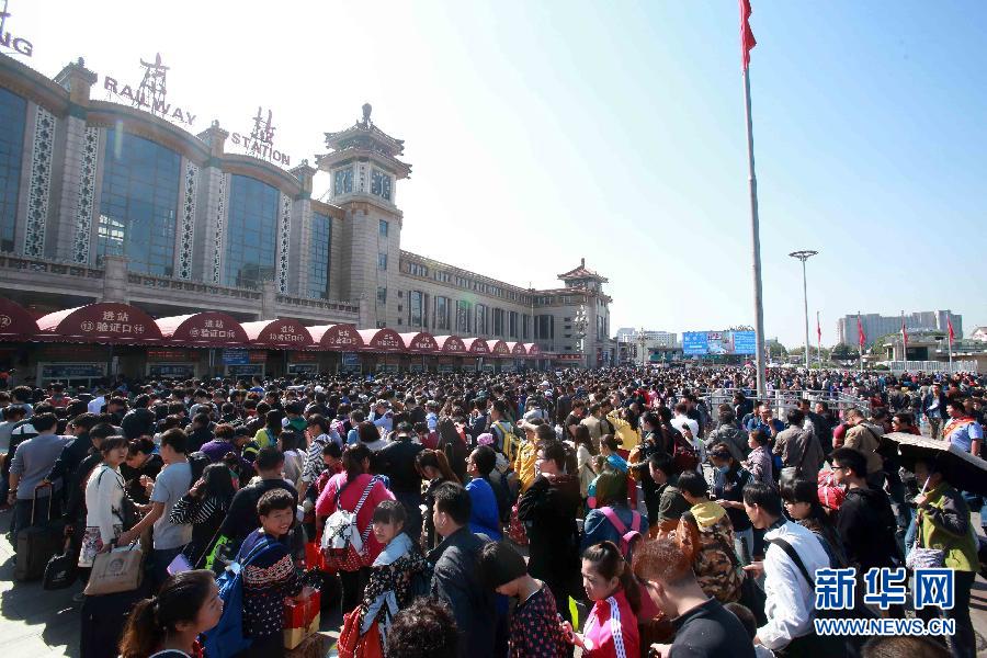  10月6日，在北京火車站，人們排隊(duì)進(jìn)站。