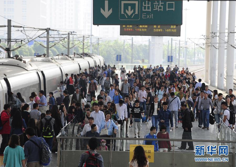 10月6日，無錫火車站站臺(tái)上人頭攢動(dòng)。