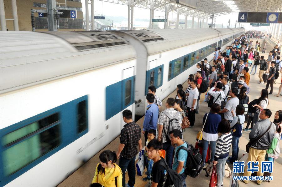 10月6日，在安徽銅陵火車站，大批旅客在站臺(tái)上等候乘車。