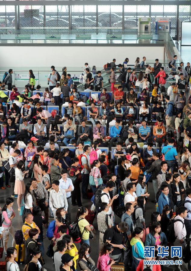 10月6日，旅客在蘇州火車站候車大廳等候乘車。
