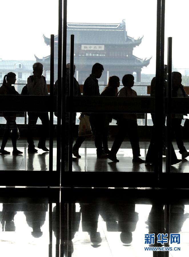 10月6日，旅客排隊(duì)進(jìn)入蘇州火車站二樓候車大廳。